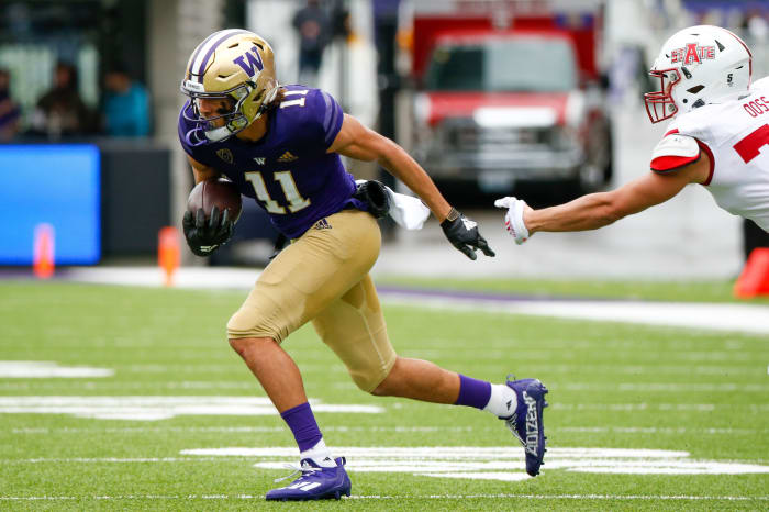 Washington Huskies wide receiver Jalen McMillan (11) runs after a catch.